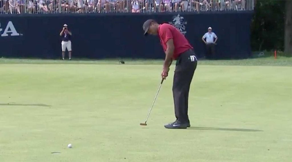 Tiger Woods made a birdie at the 9th, his second straight.