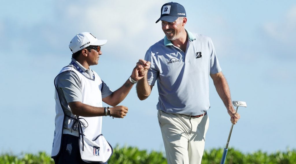 Matt Kuchar and El Tucan fist-bump during the 2018 Mayakoba Golf Classic.