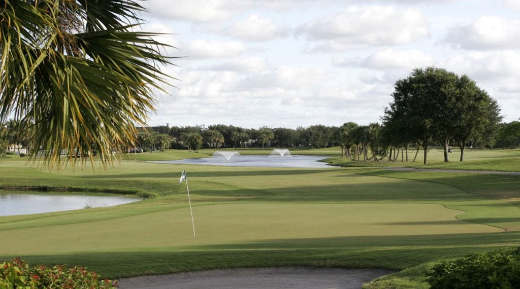 Abacoa's lakes and bunkers meet its sloping fairways with little obstruction.