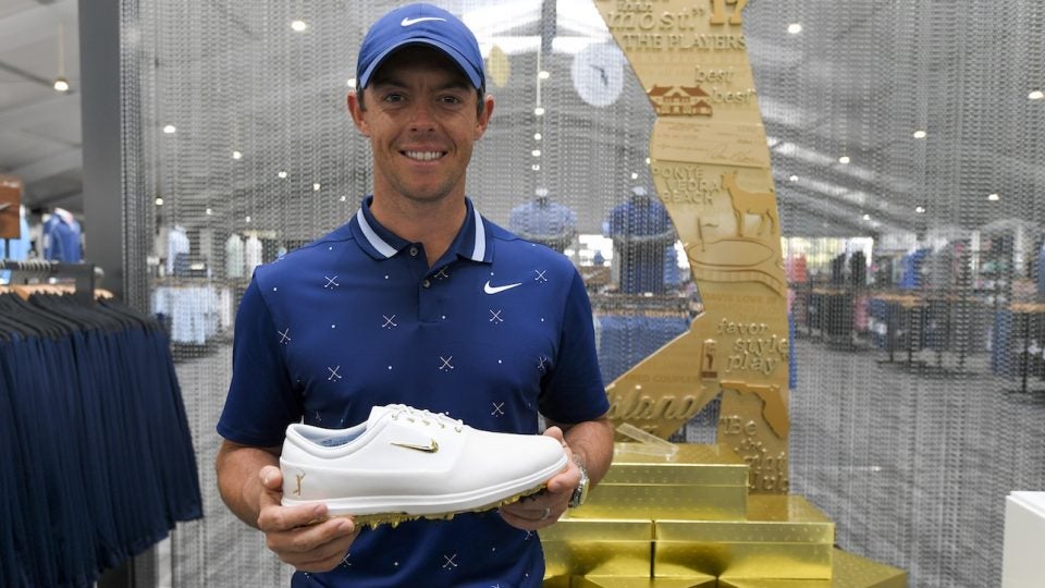 Rory McIlroy's gold Nike shoes 