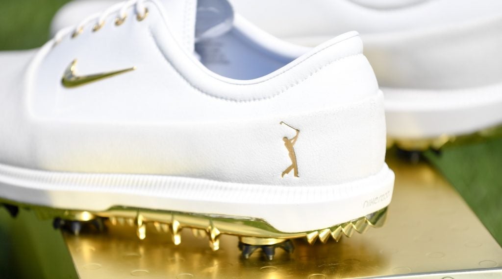 Rory McIlroy's gold Nike shoes 