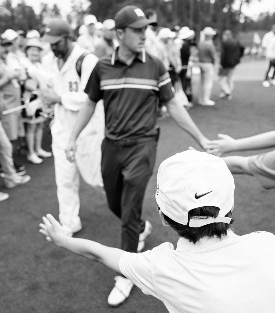 Spieth acknowledges the young patrons.