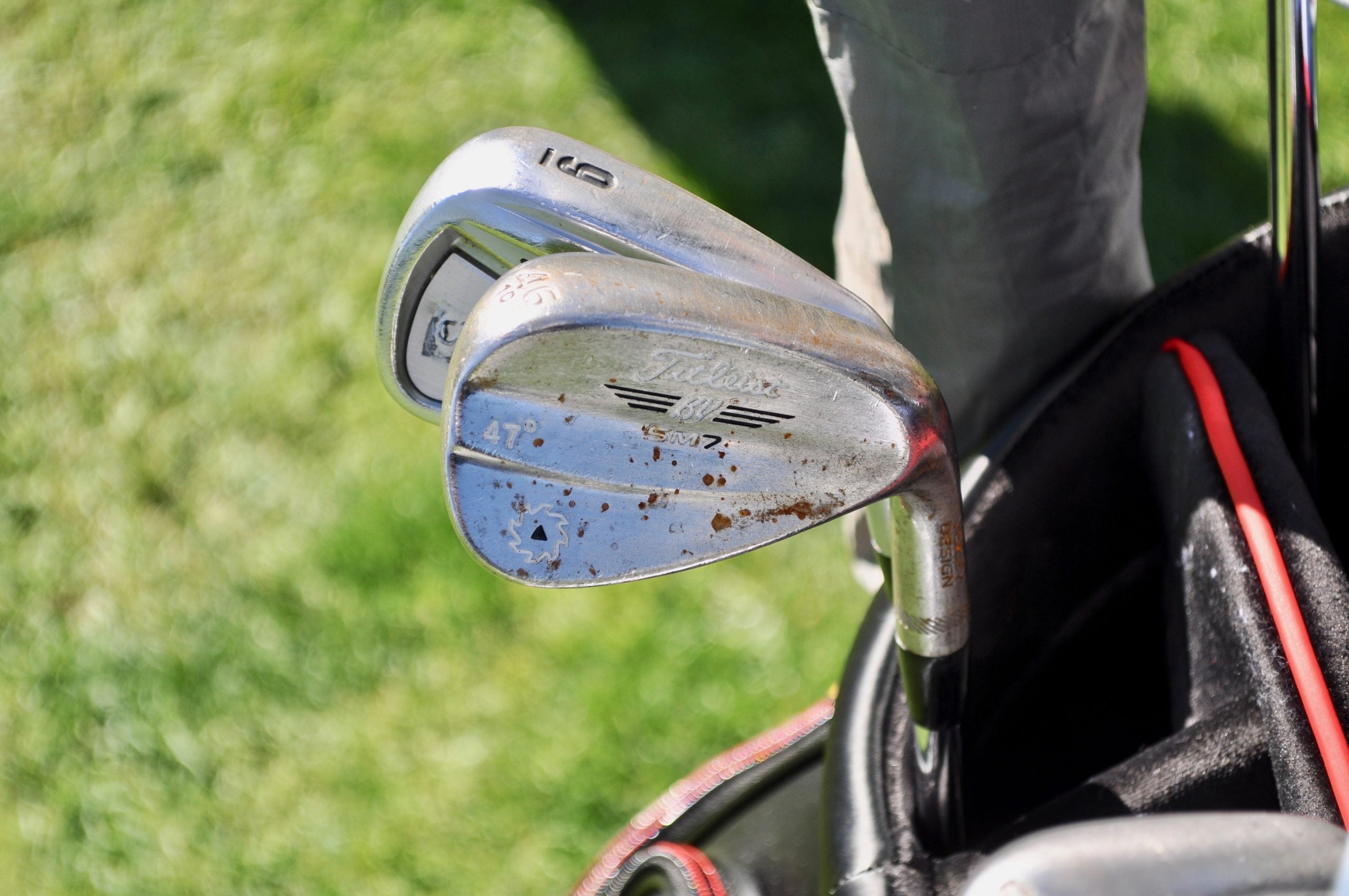 Kevin Kisner's raw Vokey SM7 wedges have a few sizable rust spots. 