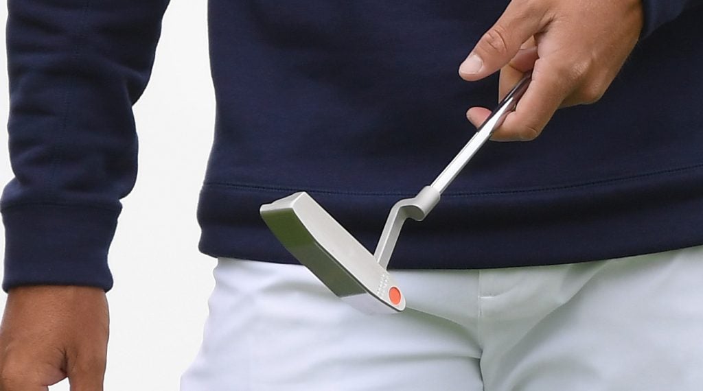 An up-close look at the orange dot on Rickie Fowler's putter. 