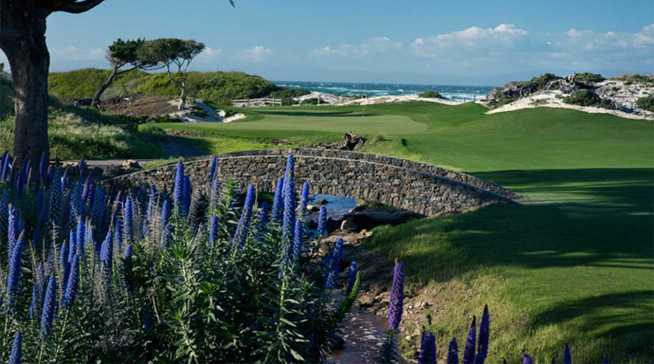 The par-5 9th hole leads the Dunes Course back to the coast.