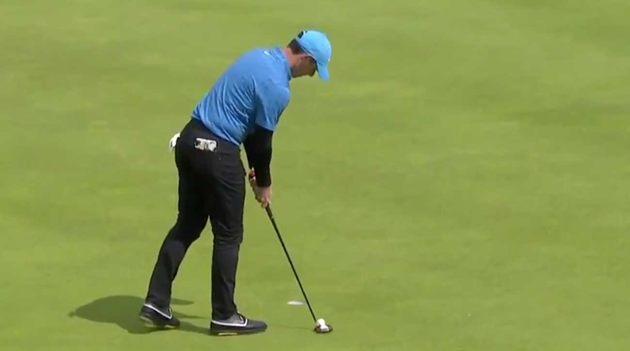 Rory McIlroy lines up (and misses) his tap-in on 16.
