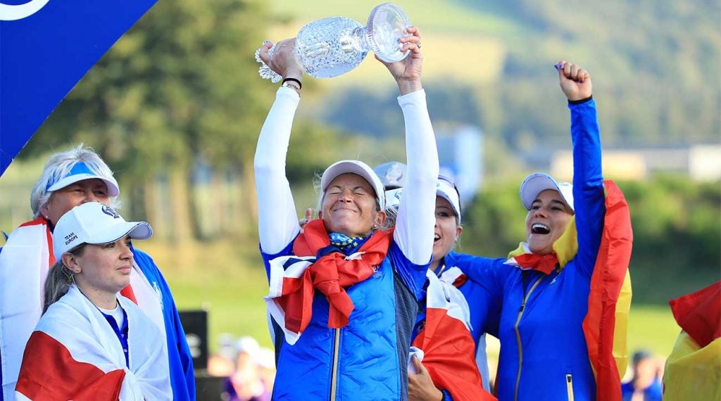 Suzann Pettersen hoists the Solheim Cup trophy after Europe beat the U.S. at Gleneagles.