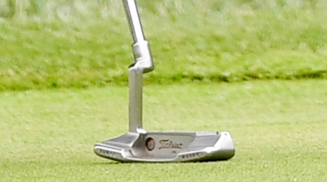 What's missing from this picture of Woods' putter?