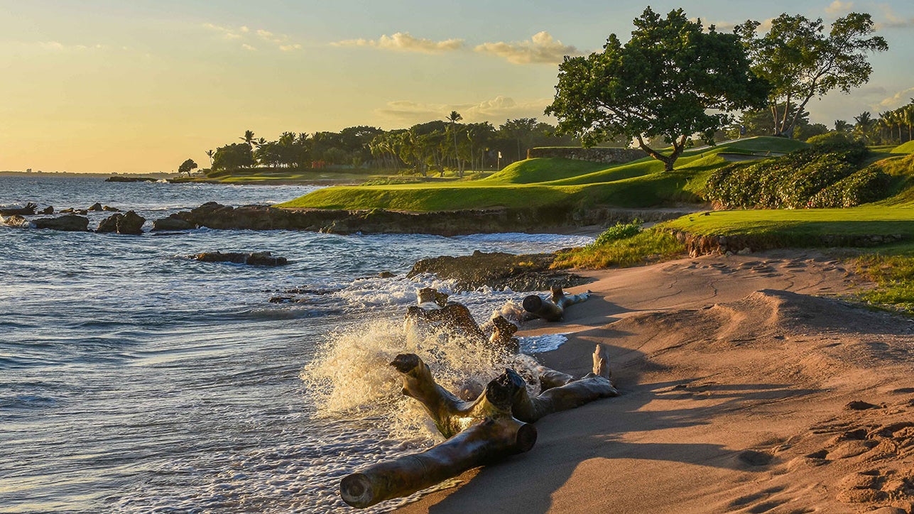 The par-3 fifth hole at Teeth of the Dog