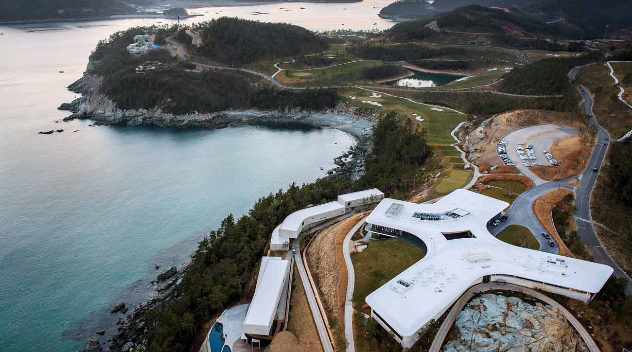 To blend in with the scattered rocks of the surrounding natural environment, white-pigmented concrete was used for the winged clubhouse roof.