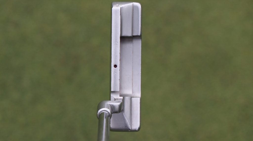 Tiger Woods' Scotty Cameron Newport 2 GSS putter has a single sight dot on the topline.
