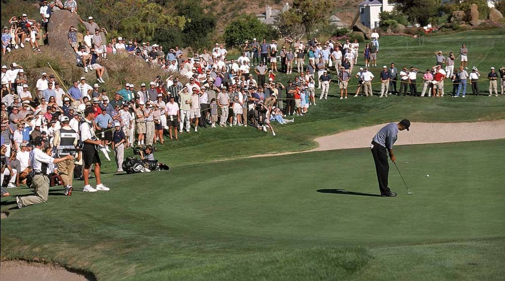 Tiger Woods lors de l'épreuve de force à Sherwood - remarquez un jeune Steve Williams, en short.