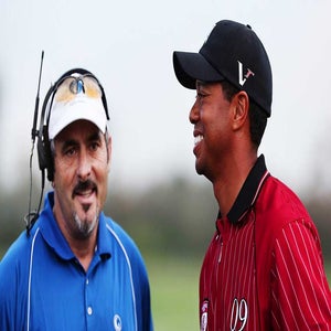 David Feherty talks with Tiger Woods.