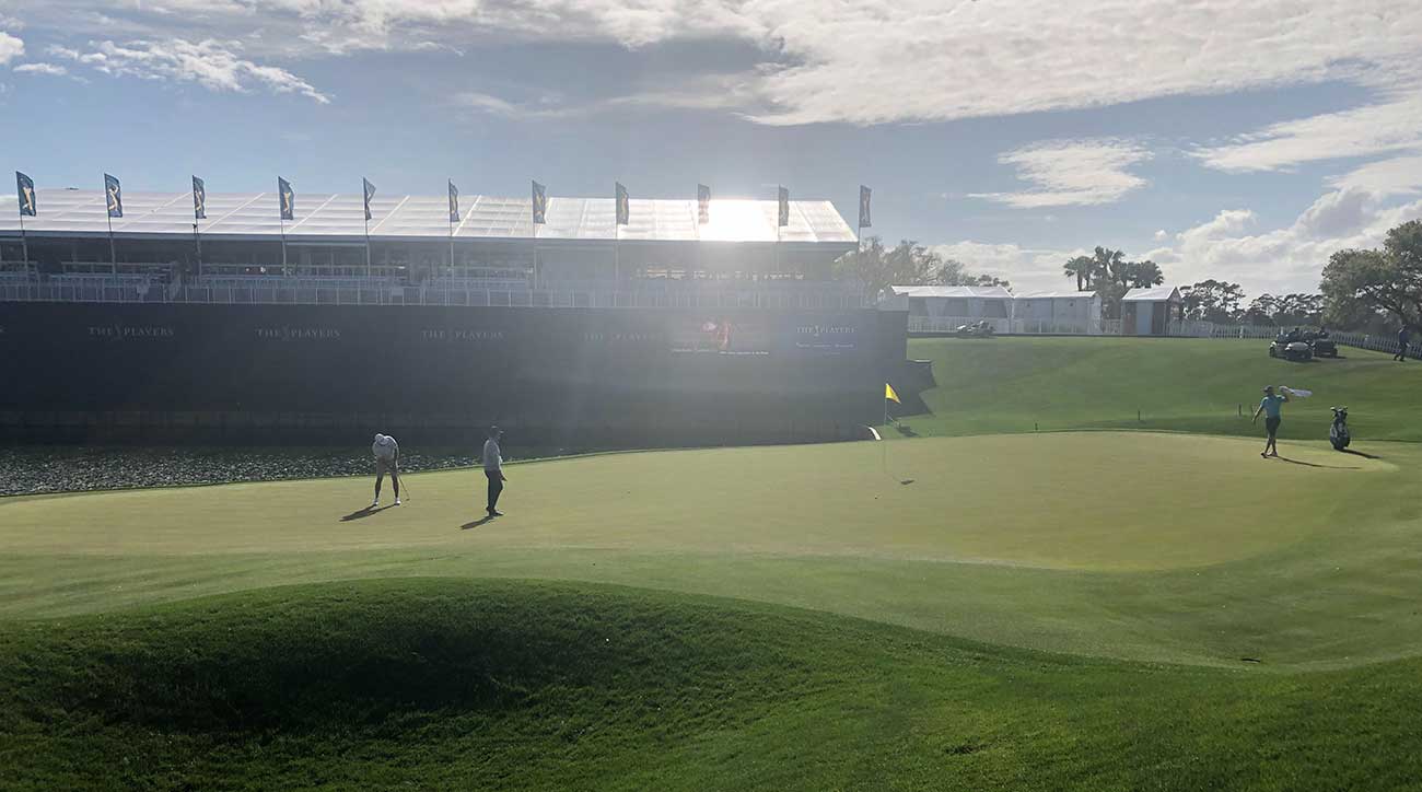 Dustin Johnson putts 18 Sawgrass