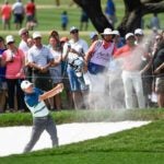 Jordan Spieth frappe d'un bunker lors du Charles Schwab Challenge de l'année dernière, qui accueillera le premier tournoi du Tour après sa pause.