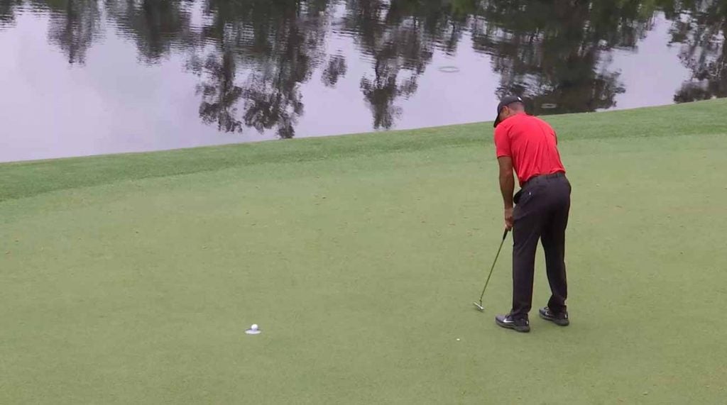 tiger woods putting posture