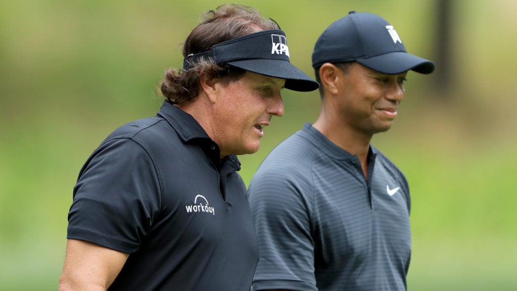 Phil Mickelson and Tiger Woods during an event in 2018.