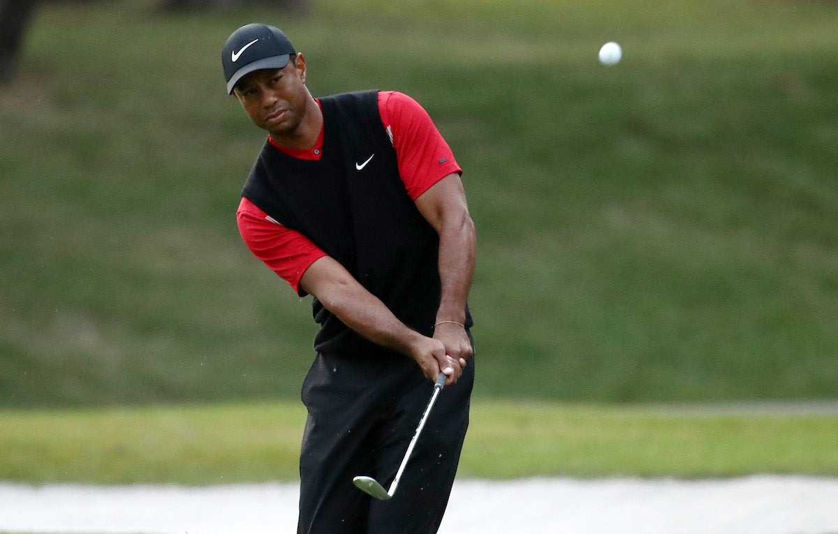 Why Tiger Woods doesn't use a glove while chipping
