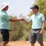 Joel Dahmen, à gauche, et Zach Smith coup de poing après la victoire de Smith à l'Open de Scottsdale.