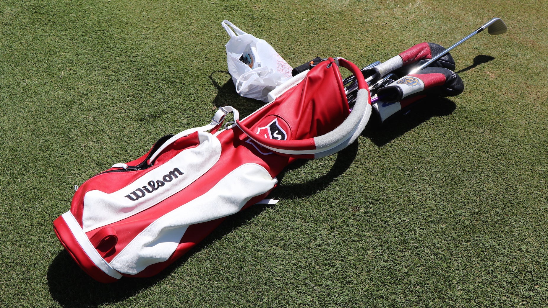 Stand or no stand? What you need to know about each golf bag style