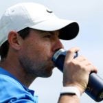 rory mcilroy sirote un verre