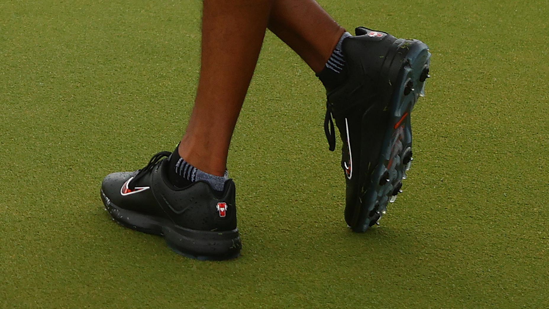 Todos los años Pronombre carga Tiger Woods flashed new 'Frank' golf shoes at Match II. Are they available?