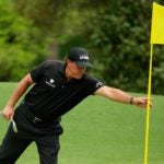 Phil Mickelson atteint un drapeau