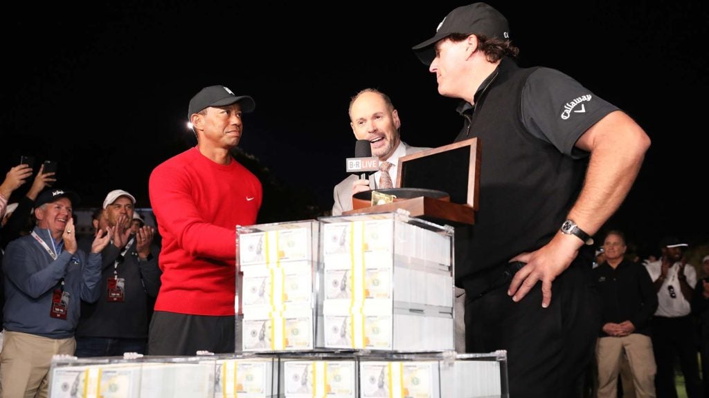 tiger woods phil mickelson shake hands