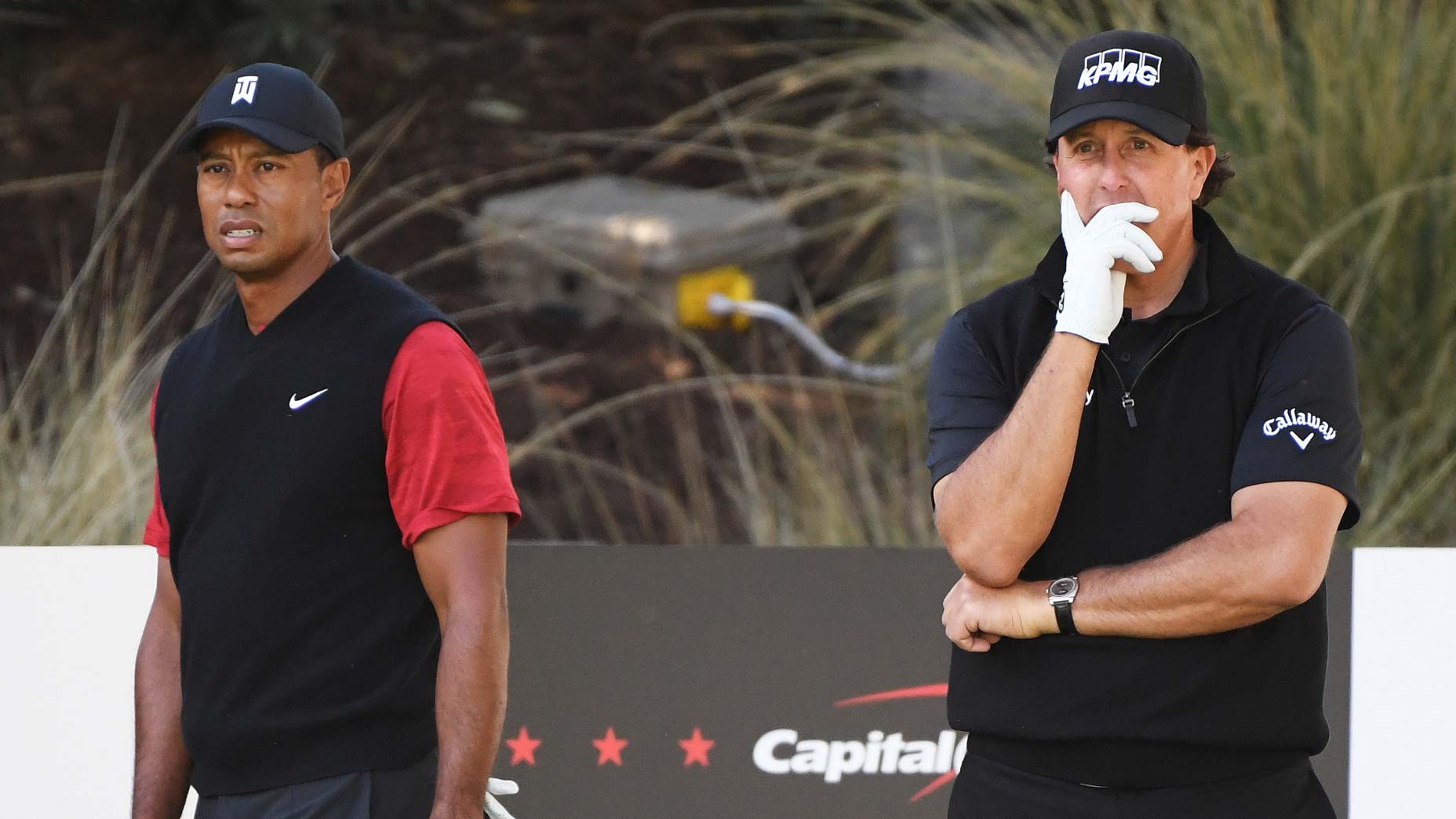 Tiger Woods et Phil Mickelson regardent un tir de golf