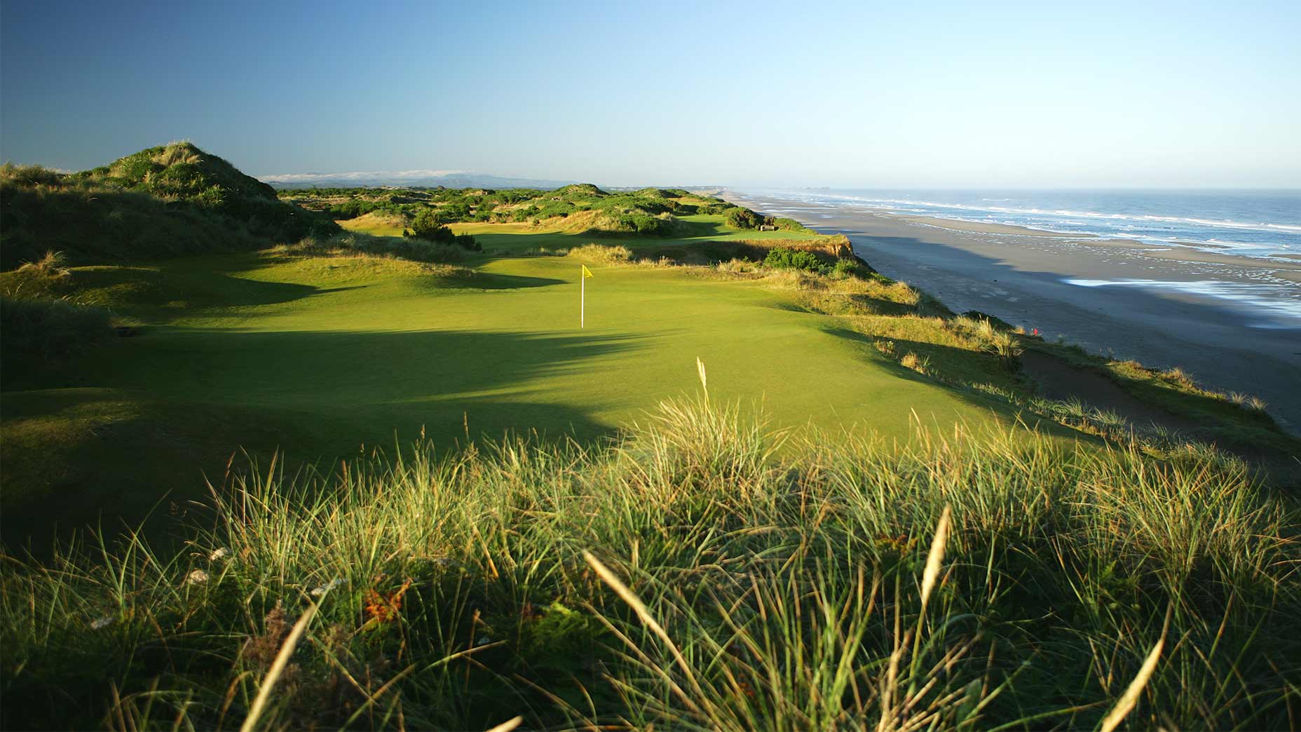 The par-3 11th at Pacific Dunes.