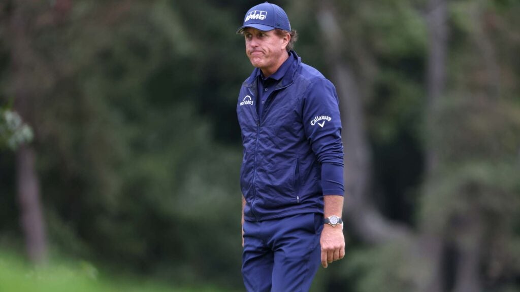 phil mickelson looks disappointed