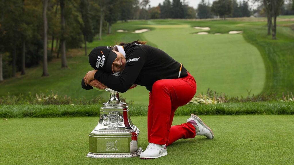 sei young kim hugs trophy