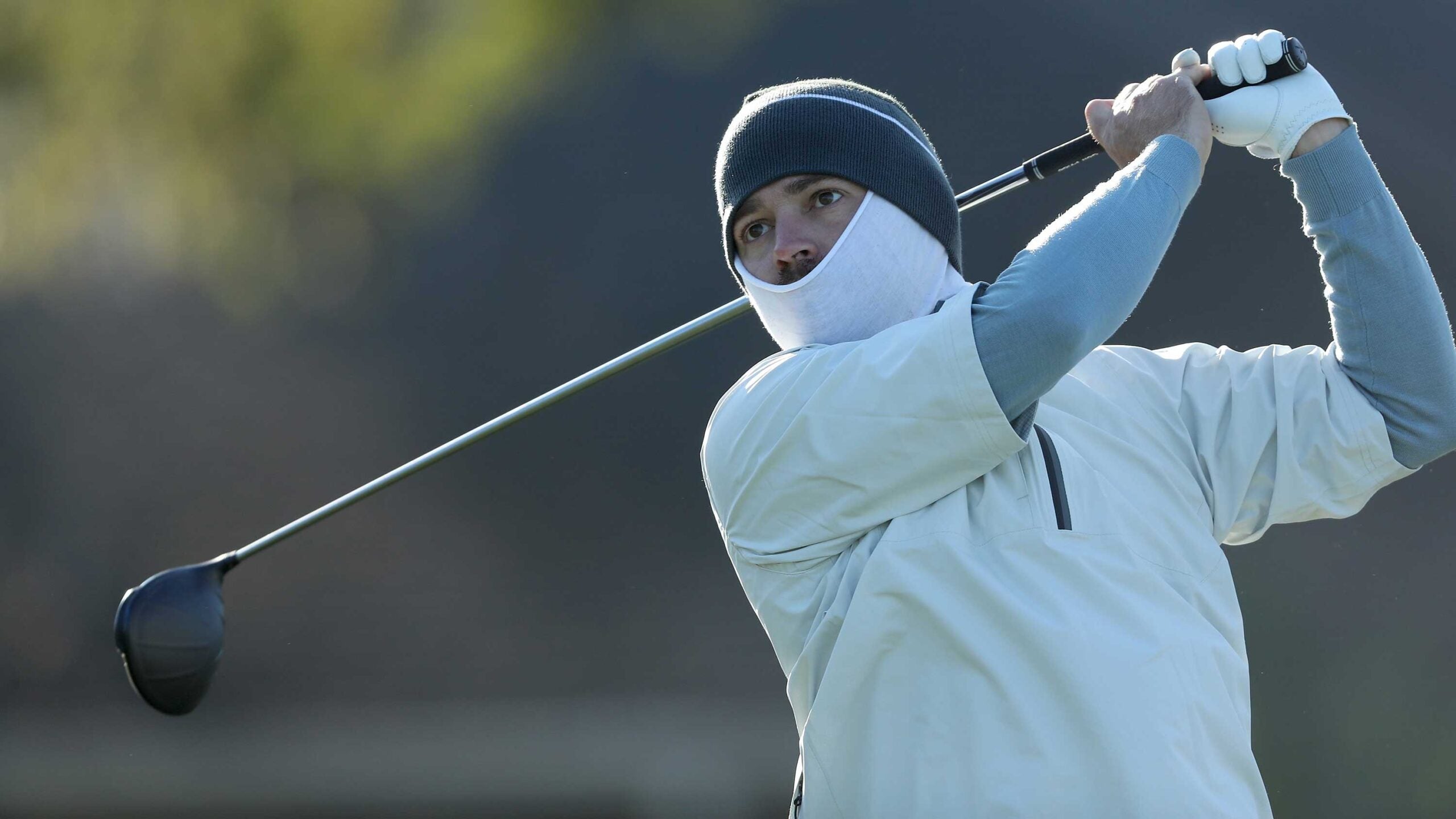 How to play golf in cold weather according to low handicaps