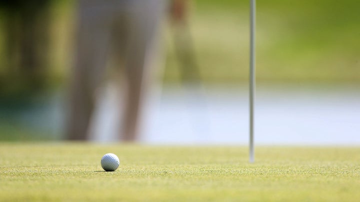 'I've never seen anything like that in my life': Pro putts insanely