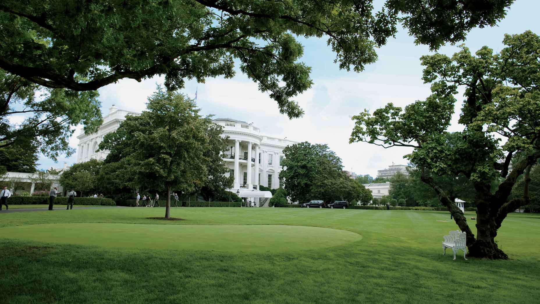 the-white-house-and-its-putting-green-same-guy-golf