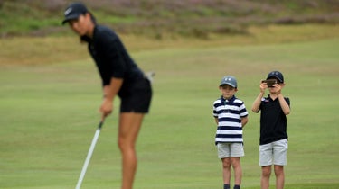 kids watch golf