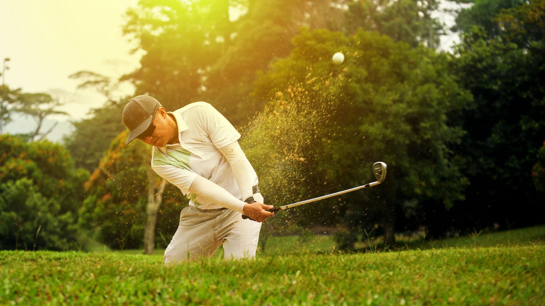 How many wedges do most players typically carry in their golf bag?
