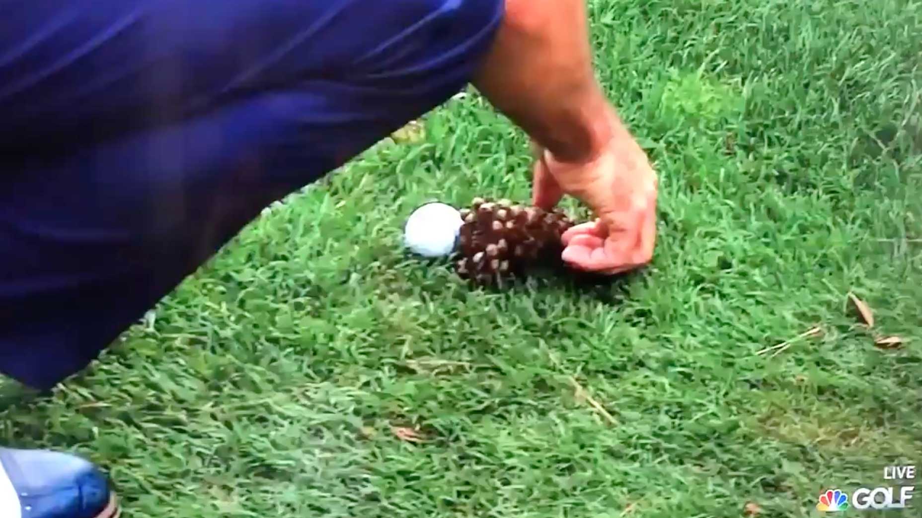 Billy Horschel picks up golf ball with putter in a never-before-seen manner