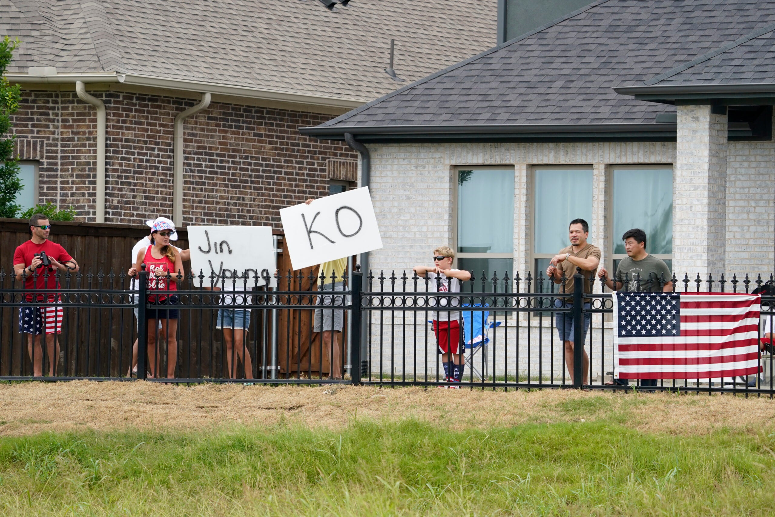 Fans of Jin Young Ko cheer her on.