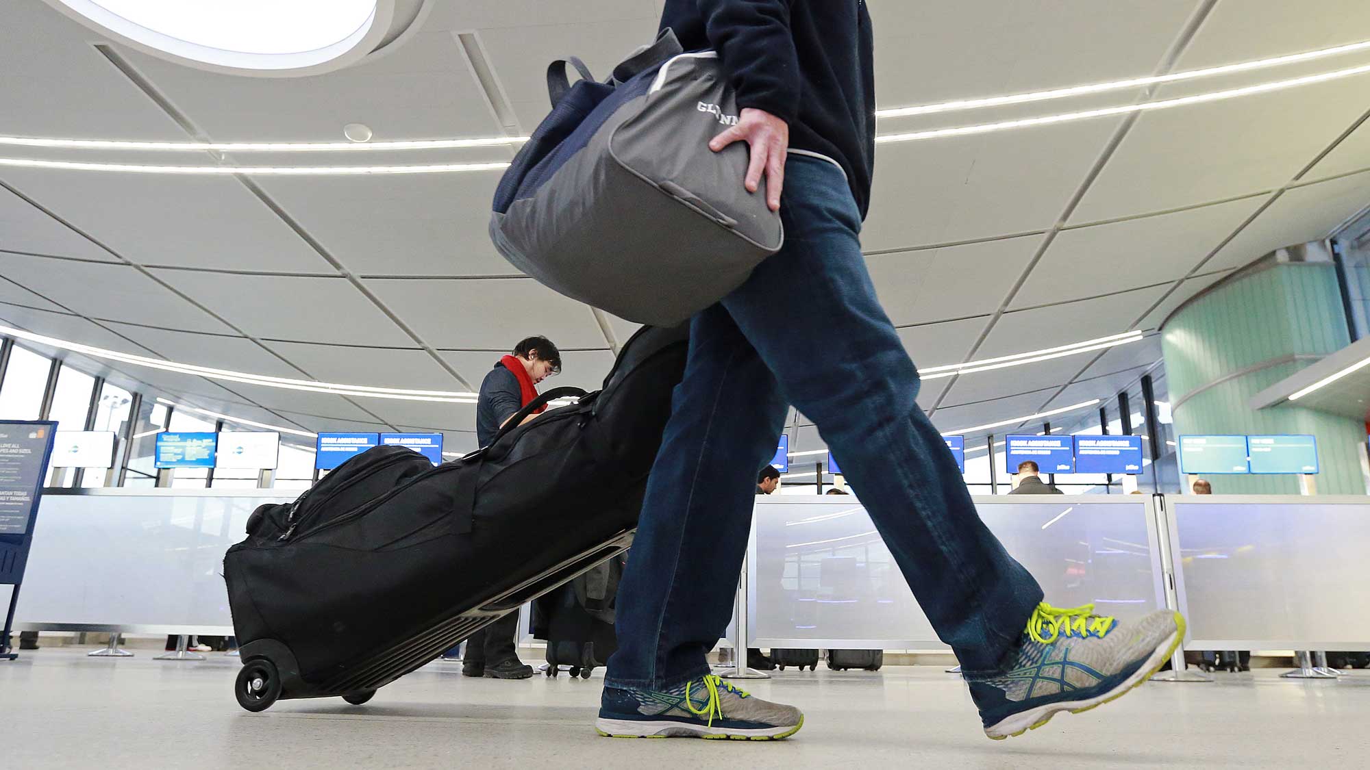  homme voyageant avec des clubs de golf