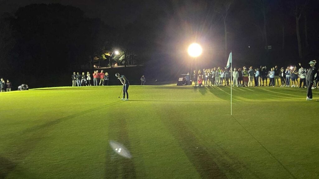 player putts in the dark