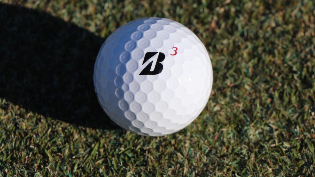 Matt Kuchar's 2022 Bridgestone Tour B X prototype golf ball.