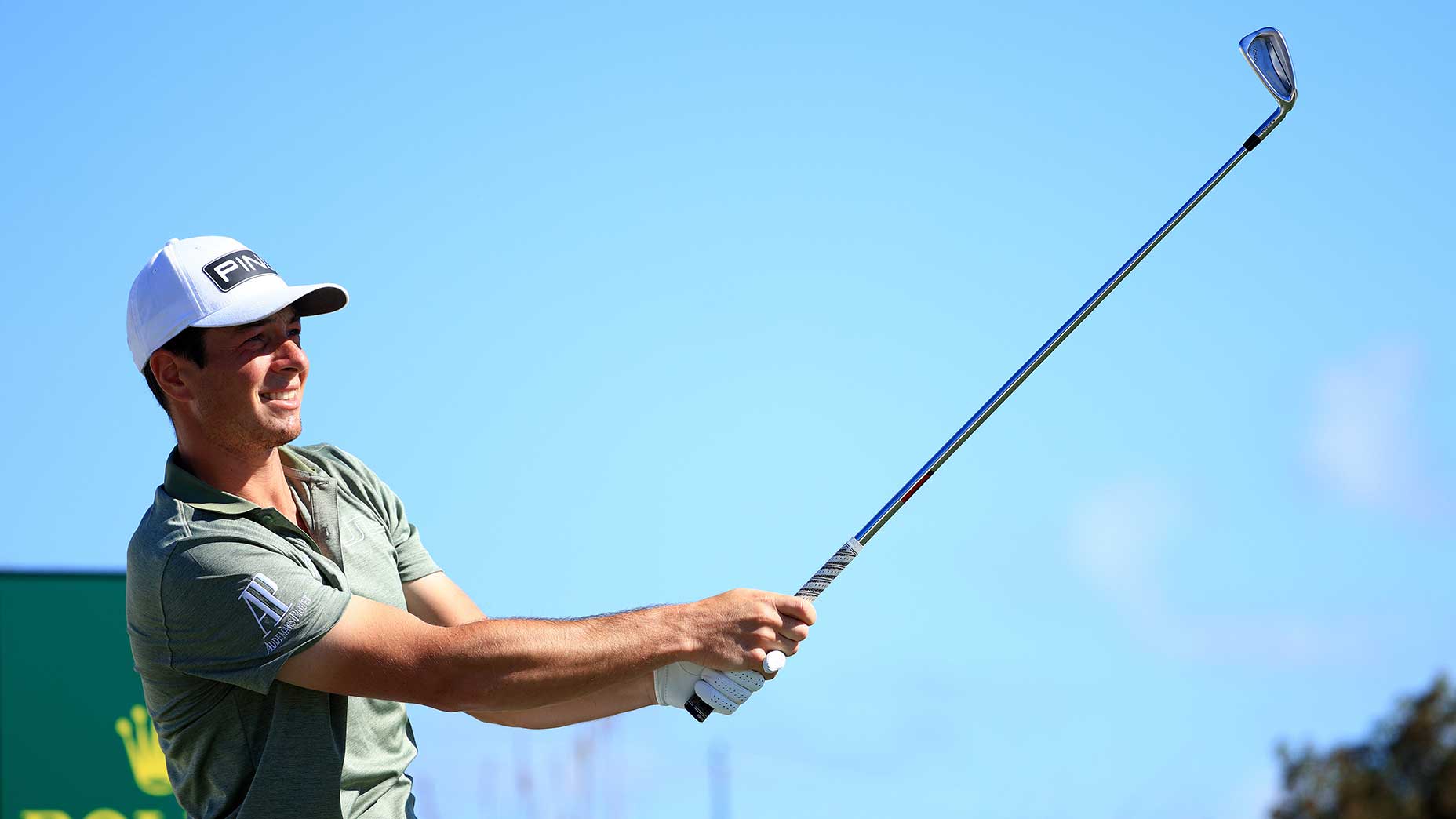 Viktor hovland swings a golf club.