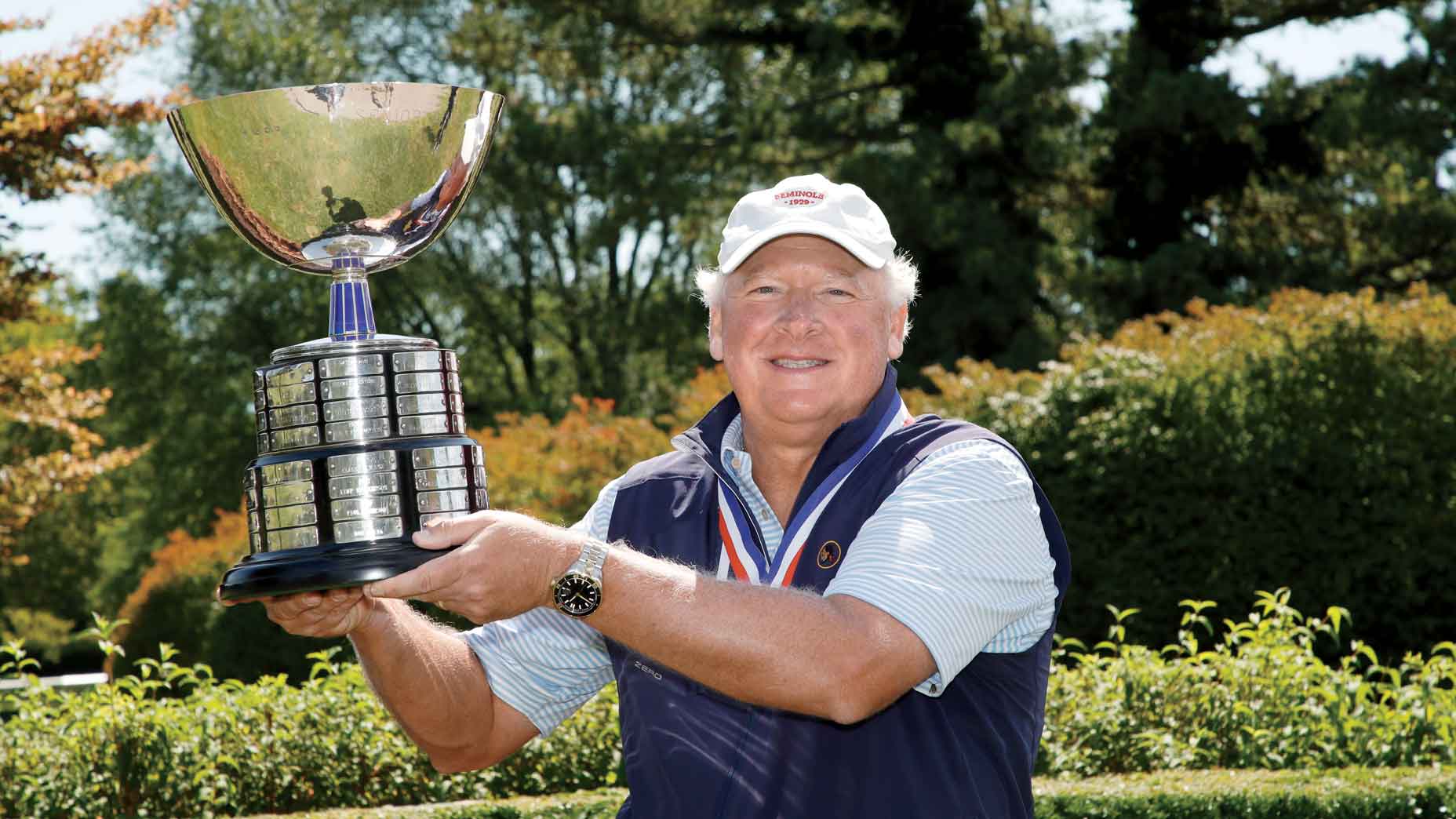 Gene Elliott lifts the trophy