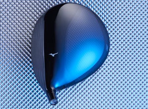 A look at the carbon composite crown and Beta-Ti face of Mizuno's ST-Z 220 driver.