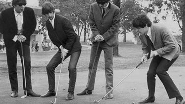 Les Beatles jouent au golf