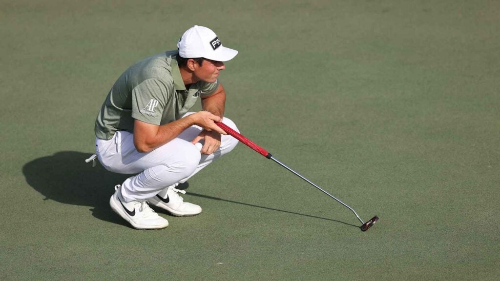 viktor hovland holds putter