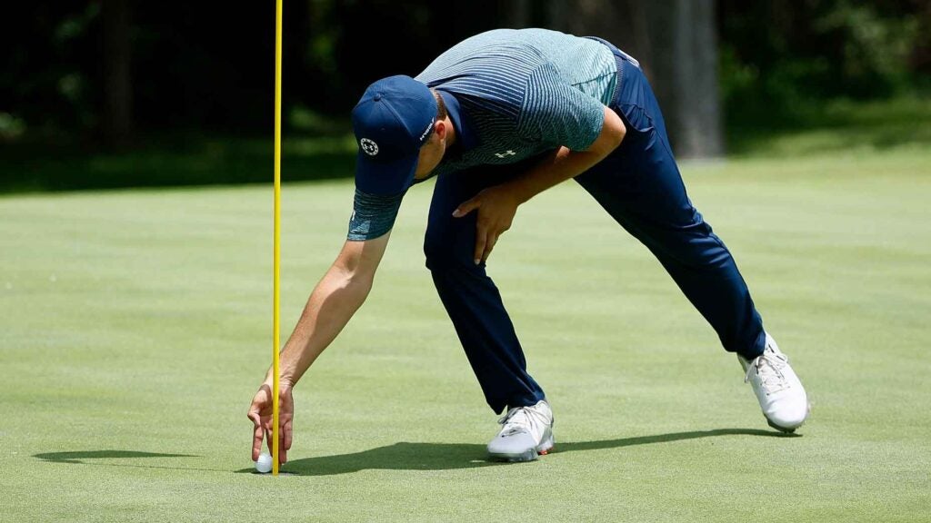 jordan spieth picks ball up out of hole