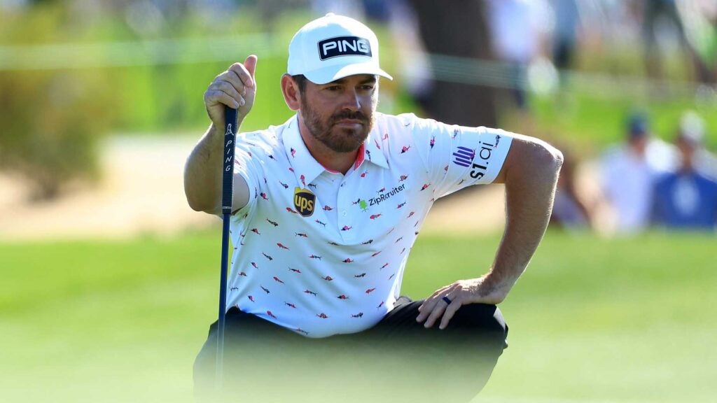 Louis Oosthuizen crouches to read putt during 2022 WM Phoenix Open