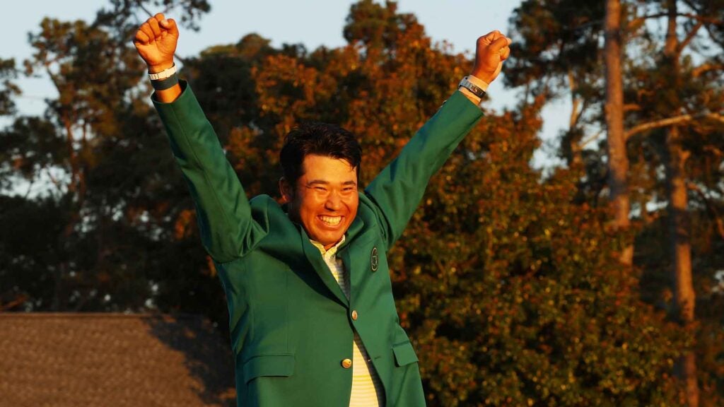 Hideki Matsuyama raises hands after winning 2021 Masters